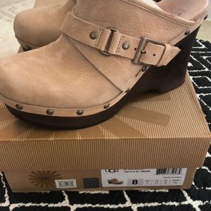 Ugg clog